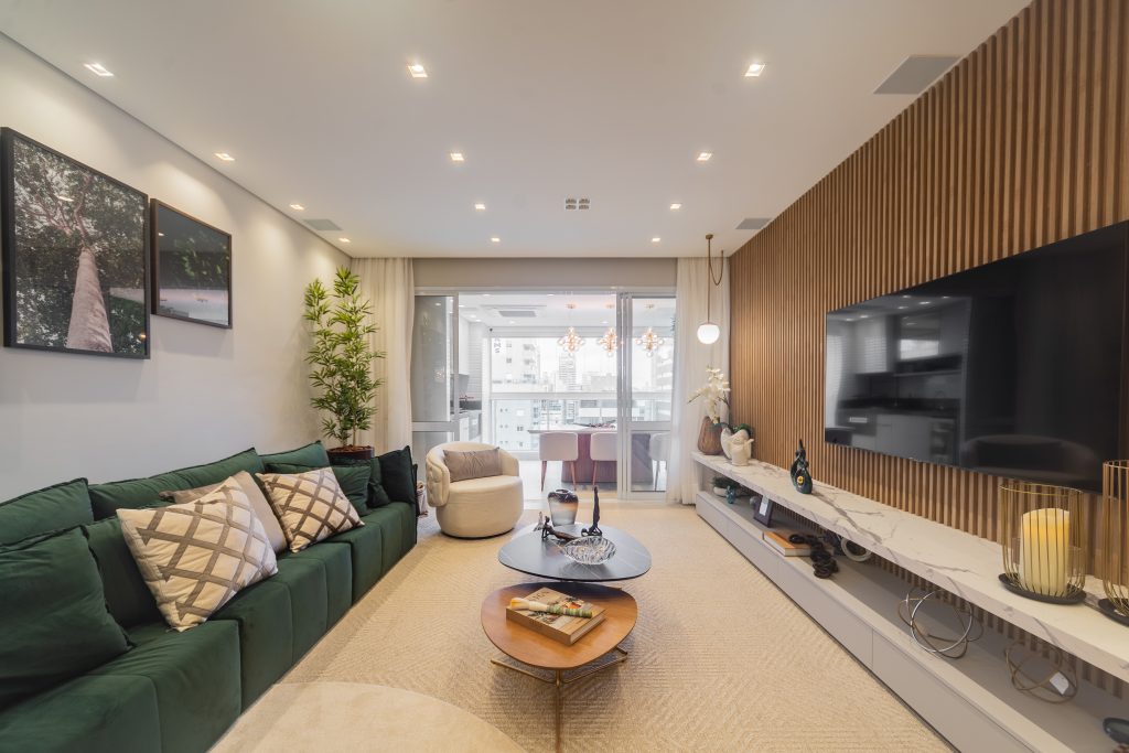Imagem de uma sala de estar planejada com decoração moderna e elegante.
